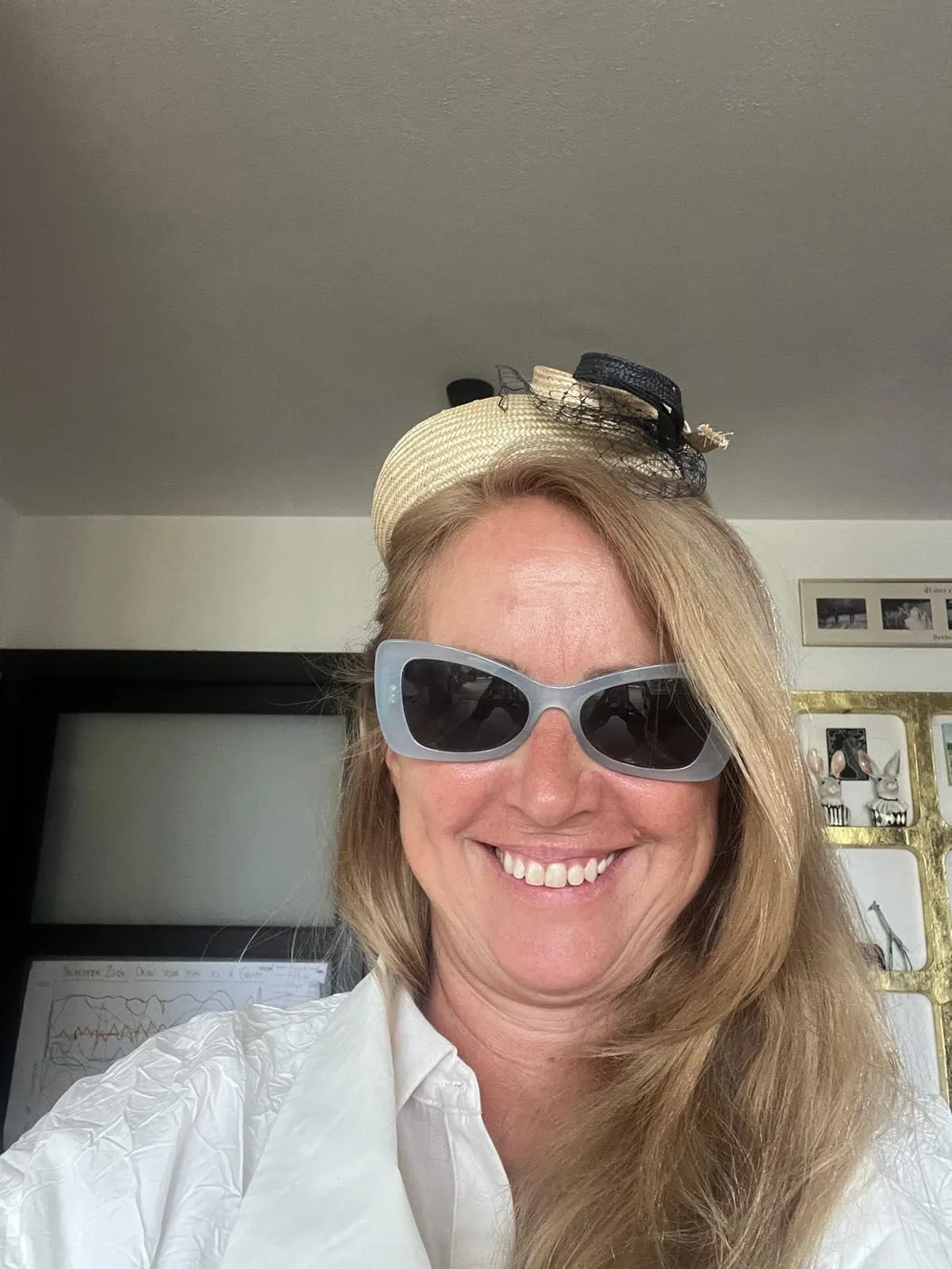 Maria mit kleinem Hut und weißer Bluse.