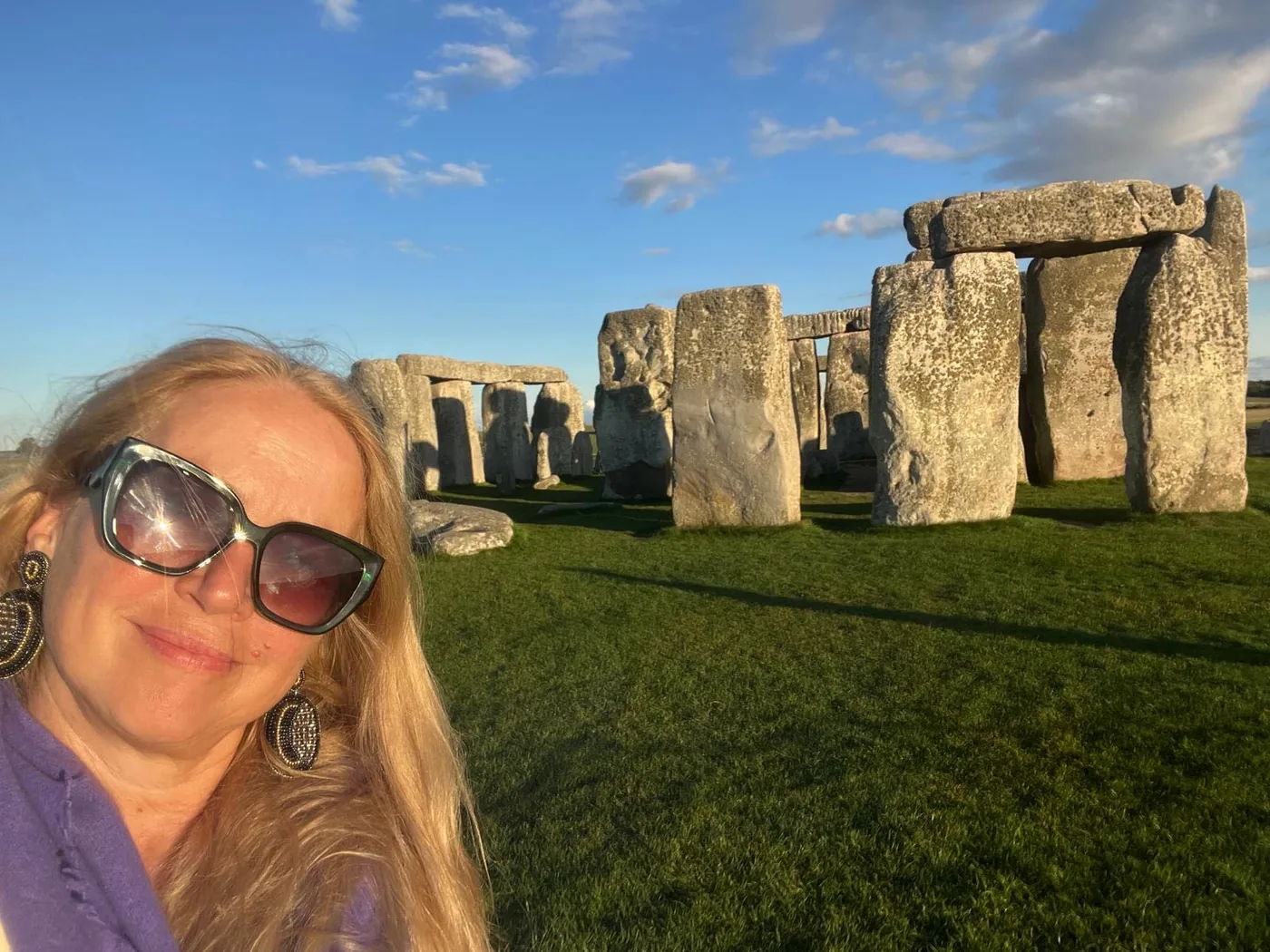 Maria vor Stonehenge als Bild für alte Orte, Übergänge und natürliche Brücken.